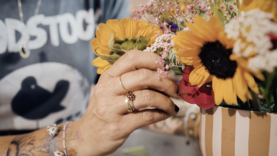 Hand und Blumenvase mit Sonnenblumen