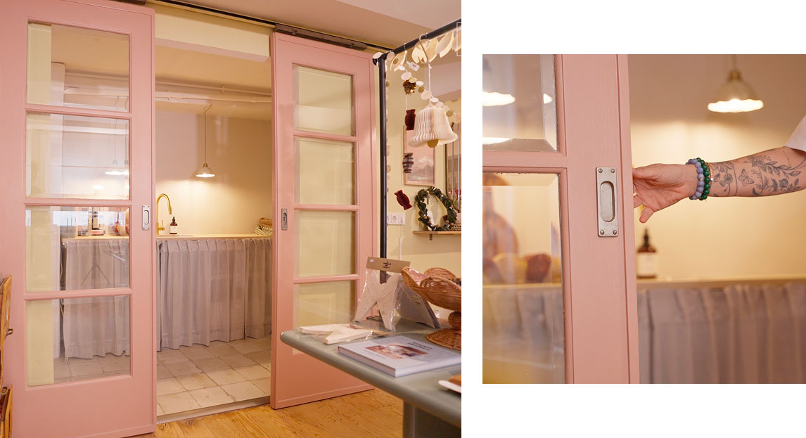 Die zweigeteilte Schiebetür zur Küche im SCHÖNER WOHNEN-Farbe "Polarweiss Lack" im Farbton "Marokko"