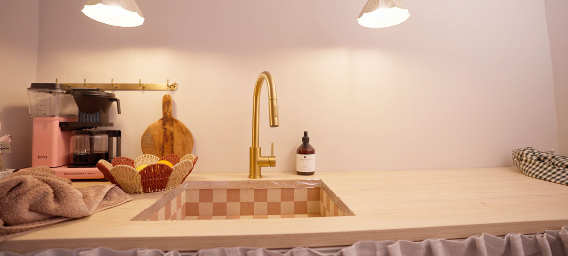 Die Küche in der SCHÖNER-WOHNEN-Farbe Designfarbe "Sanftes Seidengrau"