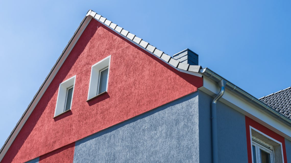 Kreative Fassadengestaltung in rot-blau