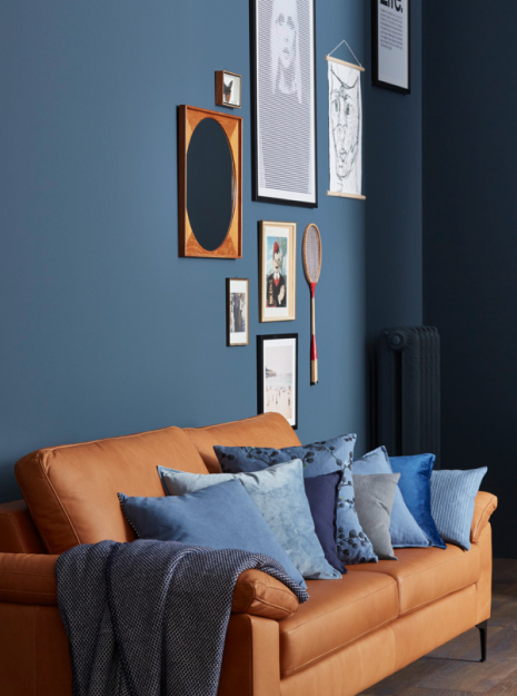 Wohnzimmer in der SCHÖHNEN-WOHNEN-Farbe Trendfarbe Blueberry