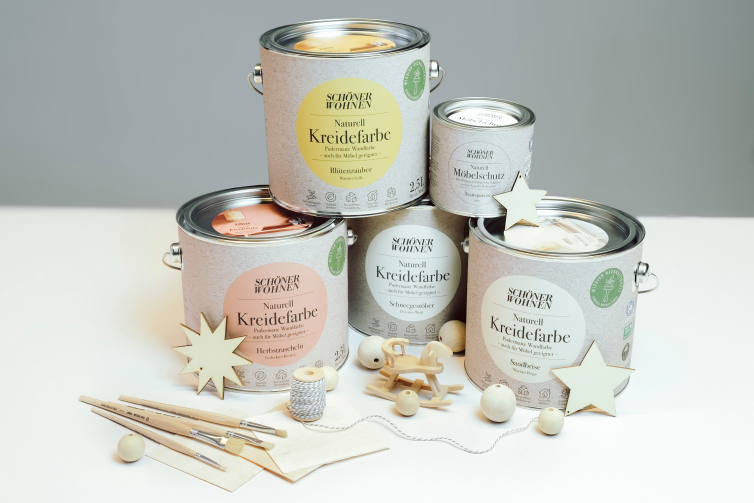 Material zum Basteln von Weihnachtsbaumschmuck mit den Kreidefarben von SCHÖNER-WOHNEN-Farbe