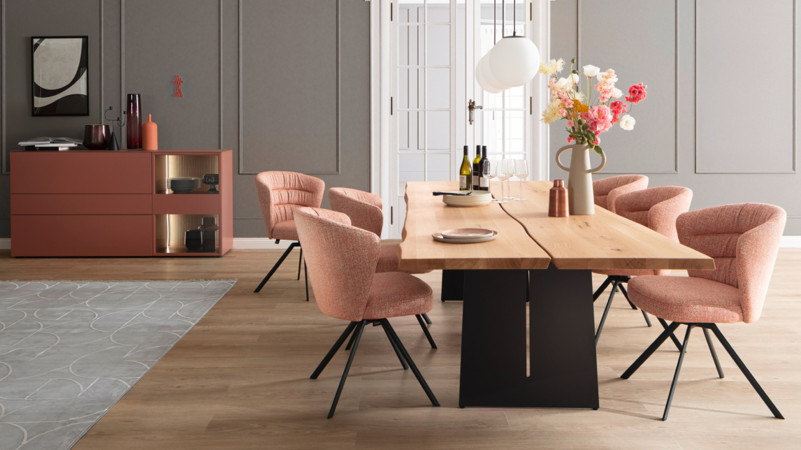 Esszimmer im Midcentury Stil passend zur Designfarbe "Zetloses Vulkangrau"