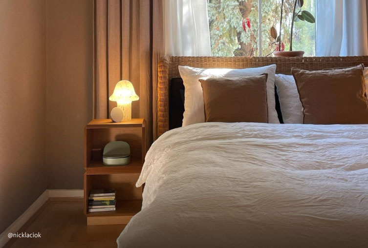 Gemütliches Schlafzimmer in der SCHÖNER-WOHNEN Farbe Naturell Kreidefarbe "Holzkunst"