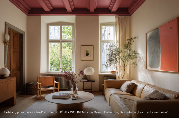 Interior Inspiration zum Thema "Cherry Coded" in dem Farbton "Kirschrot" aus der SCHÖNEN WOHNEN-Farbe Design Collection und der Designfarbe "Leichtes Leinenbeige"