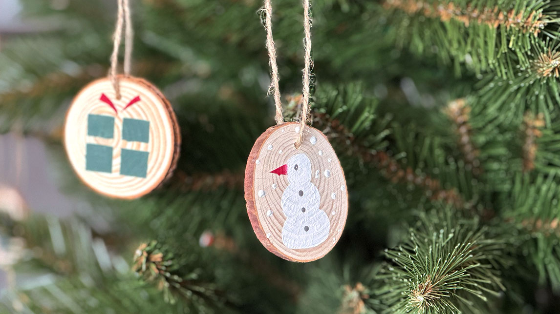 Die Baumscheiben-Anhänger im Weihnachtsbaum in den Designfarben von SCHÖNER-WOHNEN-Farbe