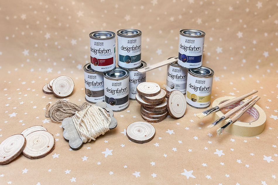 Material zum Basteln der Baumscheiben-Anhänger mit den Designfarben von SCHÖNER-WOHNEN-Farbe