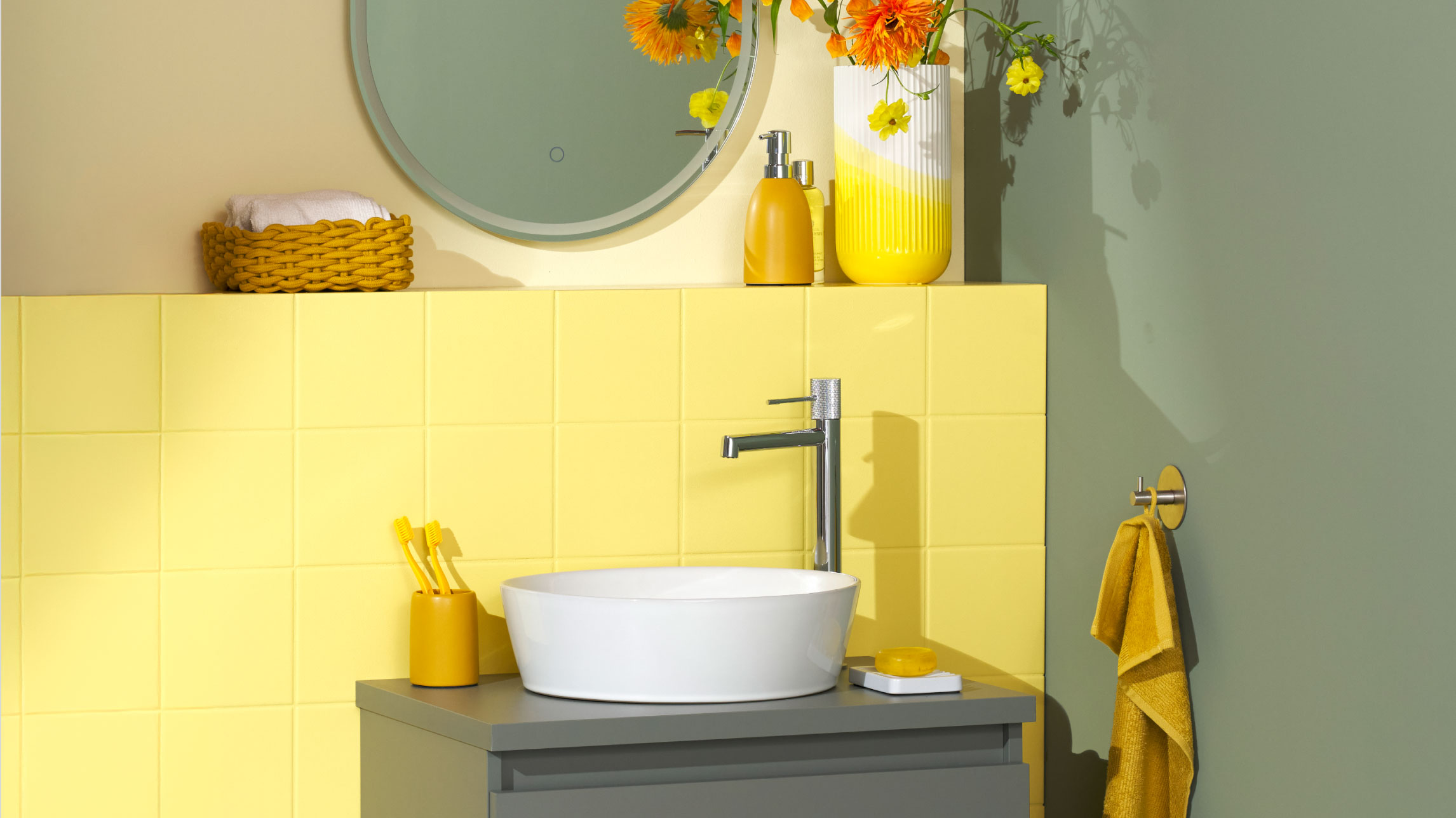 Interior Inspiration zum Thema "pep up Renovierfarbe" von SCHÖNER WOHNEN-Farbe. Fliesen: pep up Renovierfarbe für Wand- und Bodenfliesen, angemischt in „20.070.01 Sonnenhutgelb“, Wand: Trendfarbe Olive