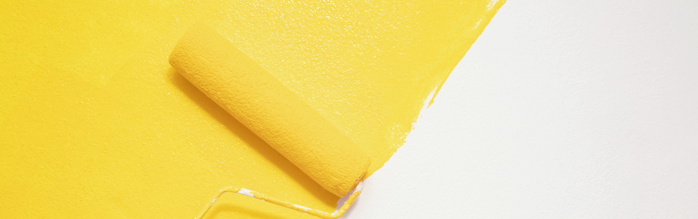 Streichen mit der Farbe Gelb