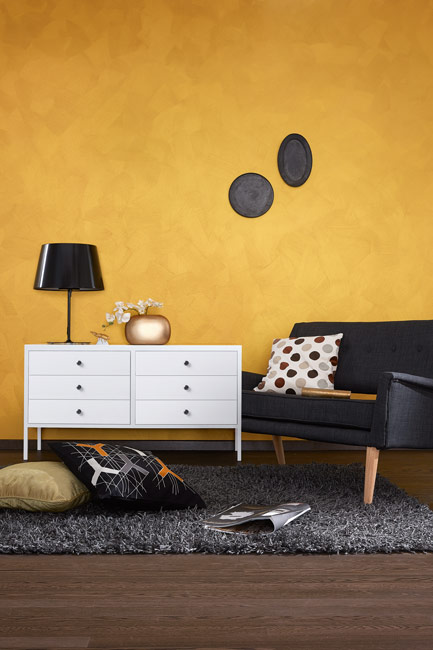 Goldene Wandfarbe Sessel