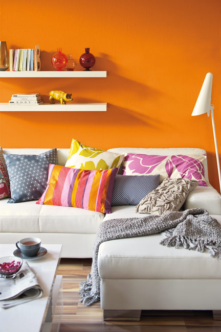 Orangene Wandfarbe Sofa