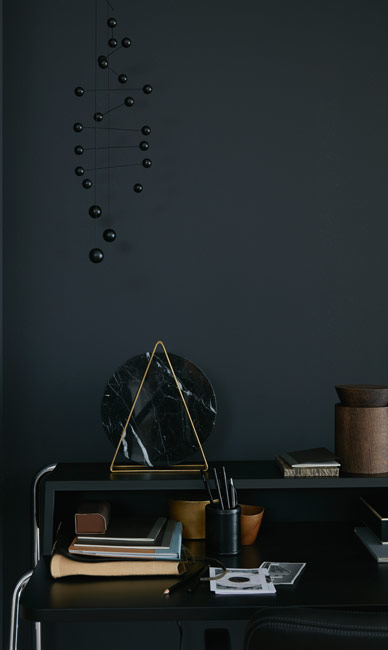 Schwarze Wandfarbe Schreibtisch