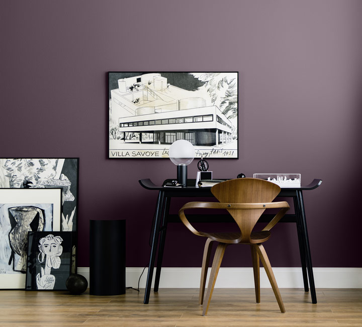 Violette Wandfarbe Schreibtisch