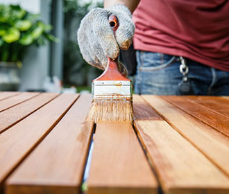 Gartentisch wird lackiert