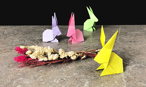 Selbstgebastelte Origami-Hasen