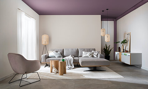 Schönes Wohnzimmer mit farbiger Decke in der SCHÖNER-WOHNEN-Designfarbe "Stilvolles Opalviolett"