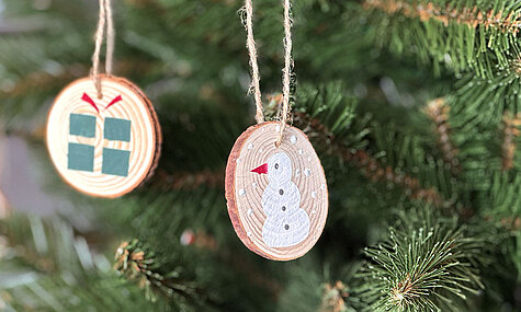 Die Baumscheiben-Anhänger im Weihnachtsbaum in den Designfarben von SCHÖNER-WOHNEN-Farbe