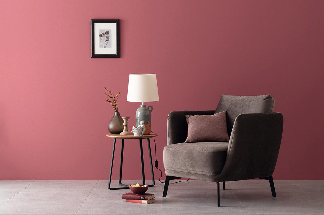 Leseecke mit Sessel und Lampe in Designfarbe Englisches Rosenrot