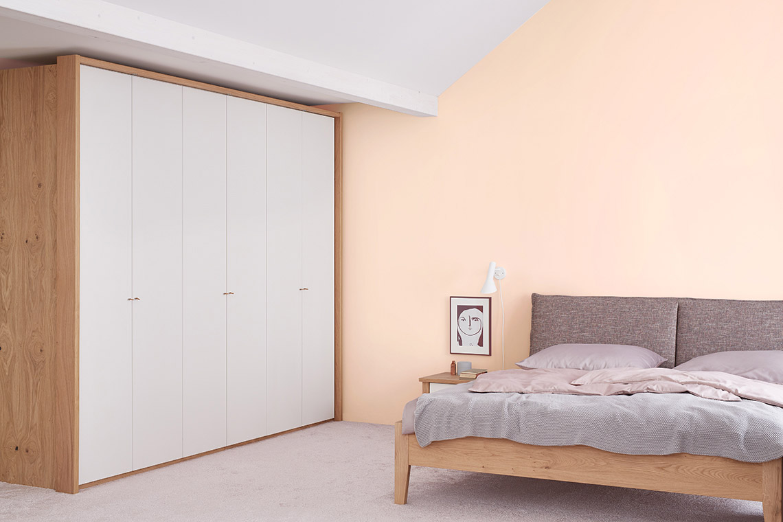 Schlafzimmer mit grauem Bett, Trendfarbe Poudre