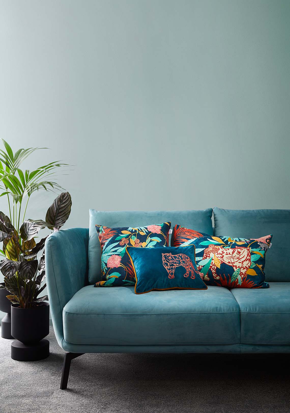 Wohnzimmer mit grünem Sofa, Designfarbe Jadegrün