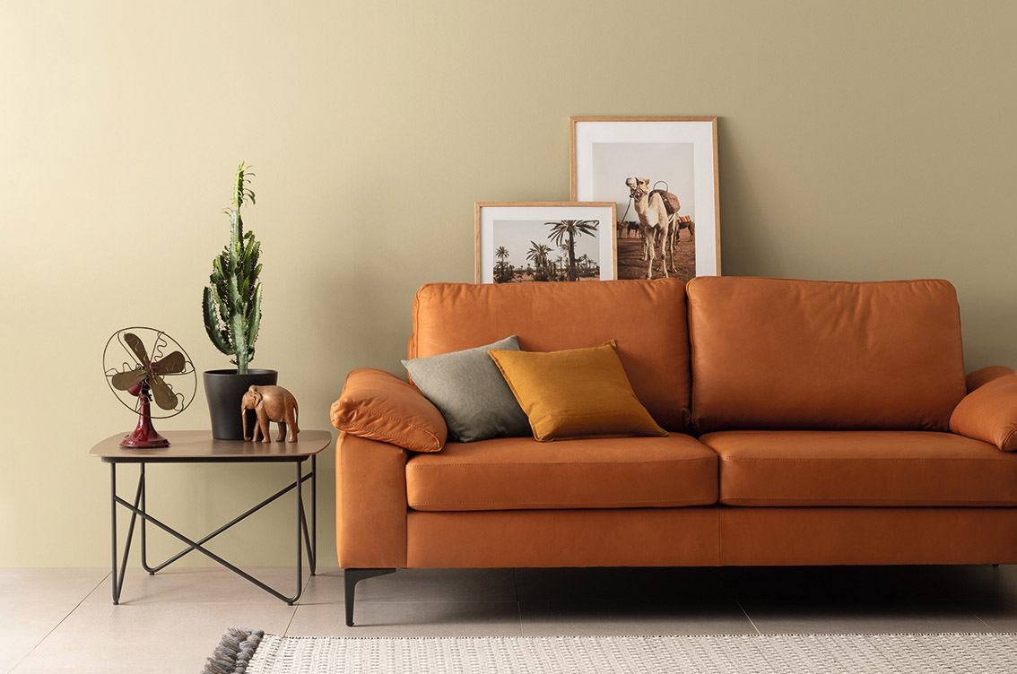 Wohzimmer mit braunem Sofa, Designfarbe Wüstengelb