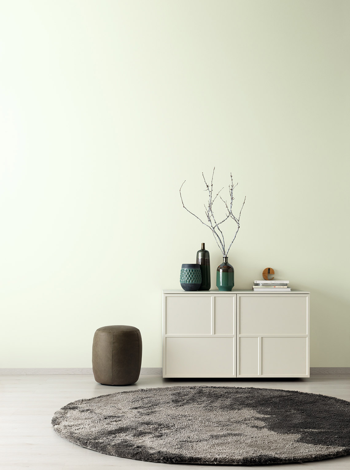 Teppich und weißer Schrank mit Wand in SalbeigrünTeppich und weißer Schrank mit Wand in Designfarbe Ruhiges Salbeigrün