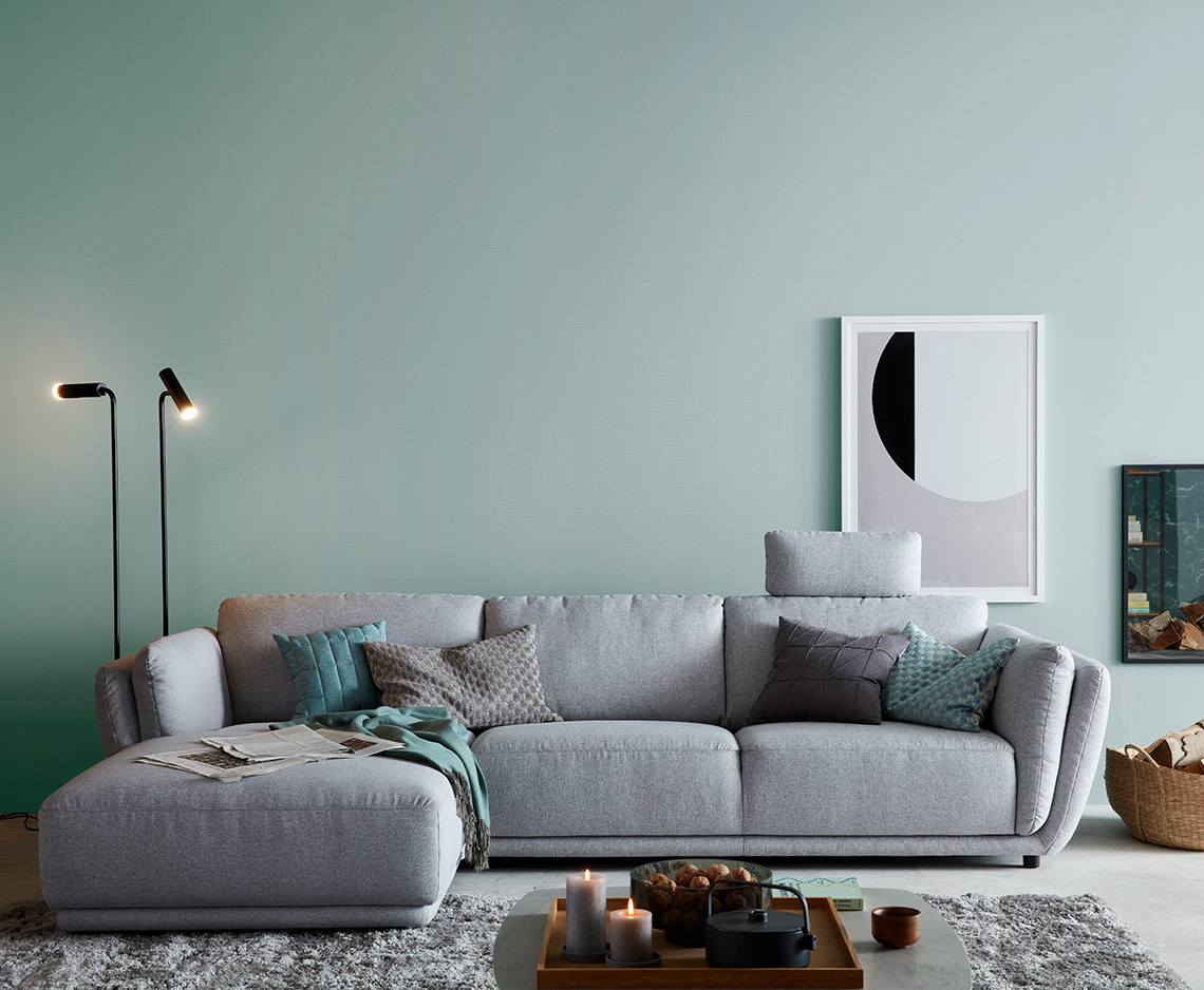 Wohnzimmer graues Sofa und Trendfarbe Maui