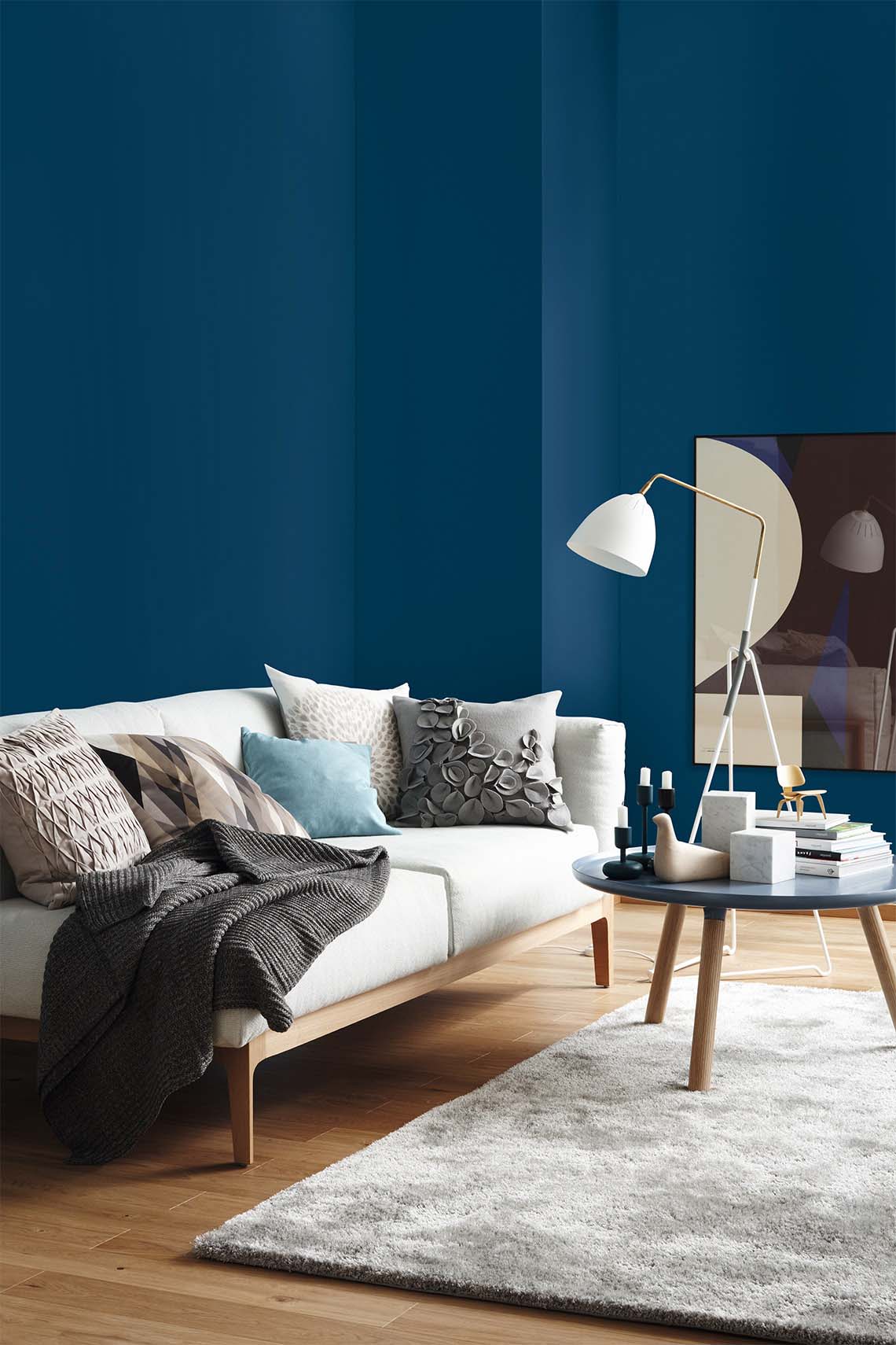 Wohnzimmer mit hellem Sofa, Trendfarbe Riviera