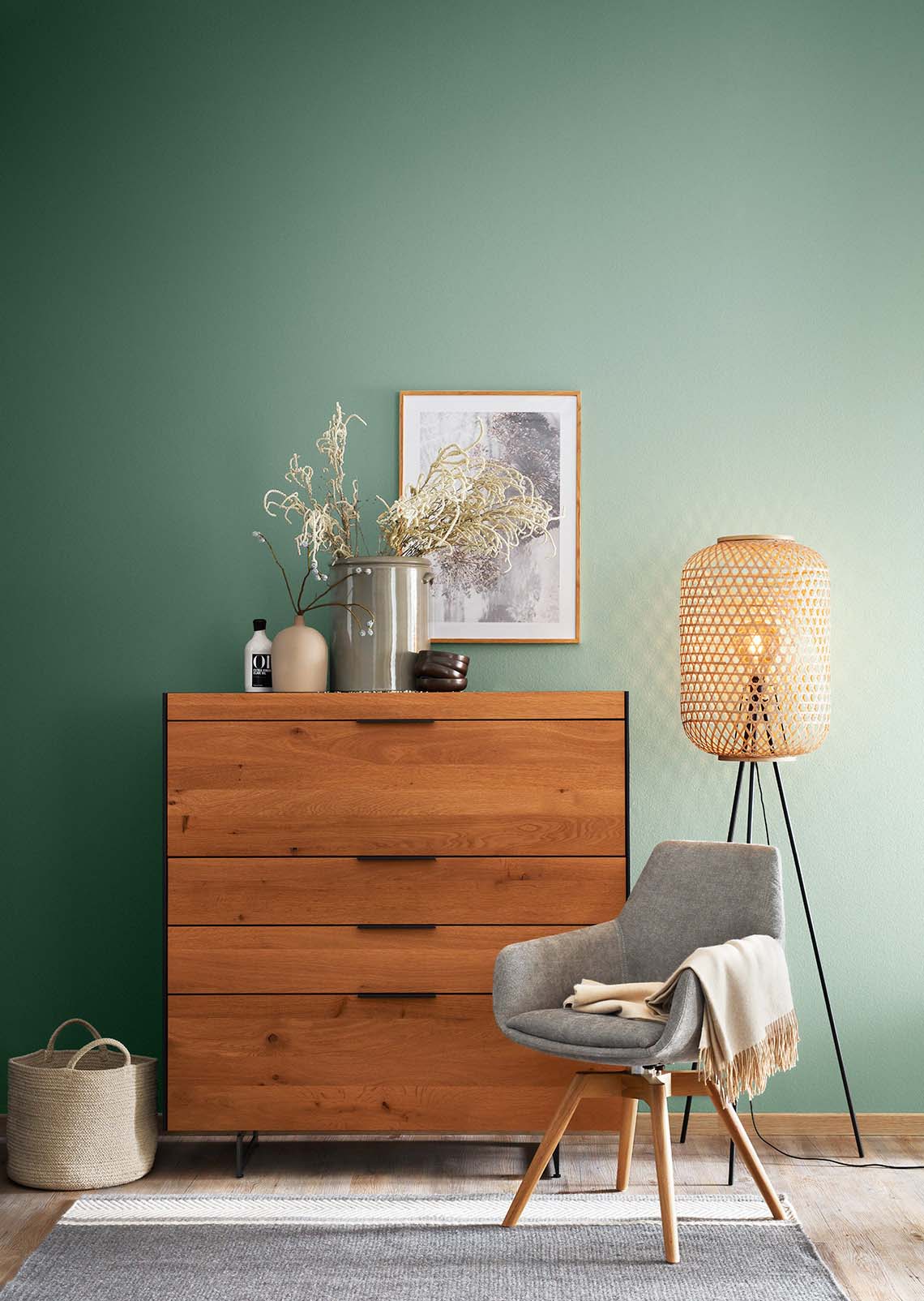 Wohnzimmer mit Korblampe mit Wand in Trendfarbe Spa