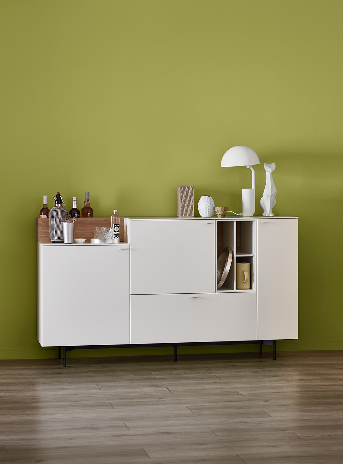 Wohnzimmer mit Weißem Schrank, Trendfarbe Bamboo